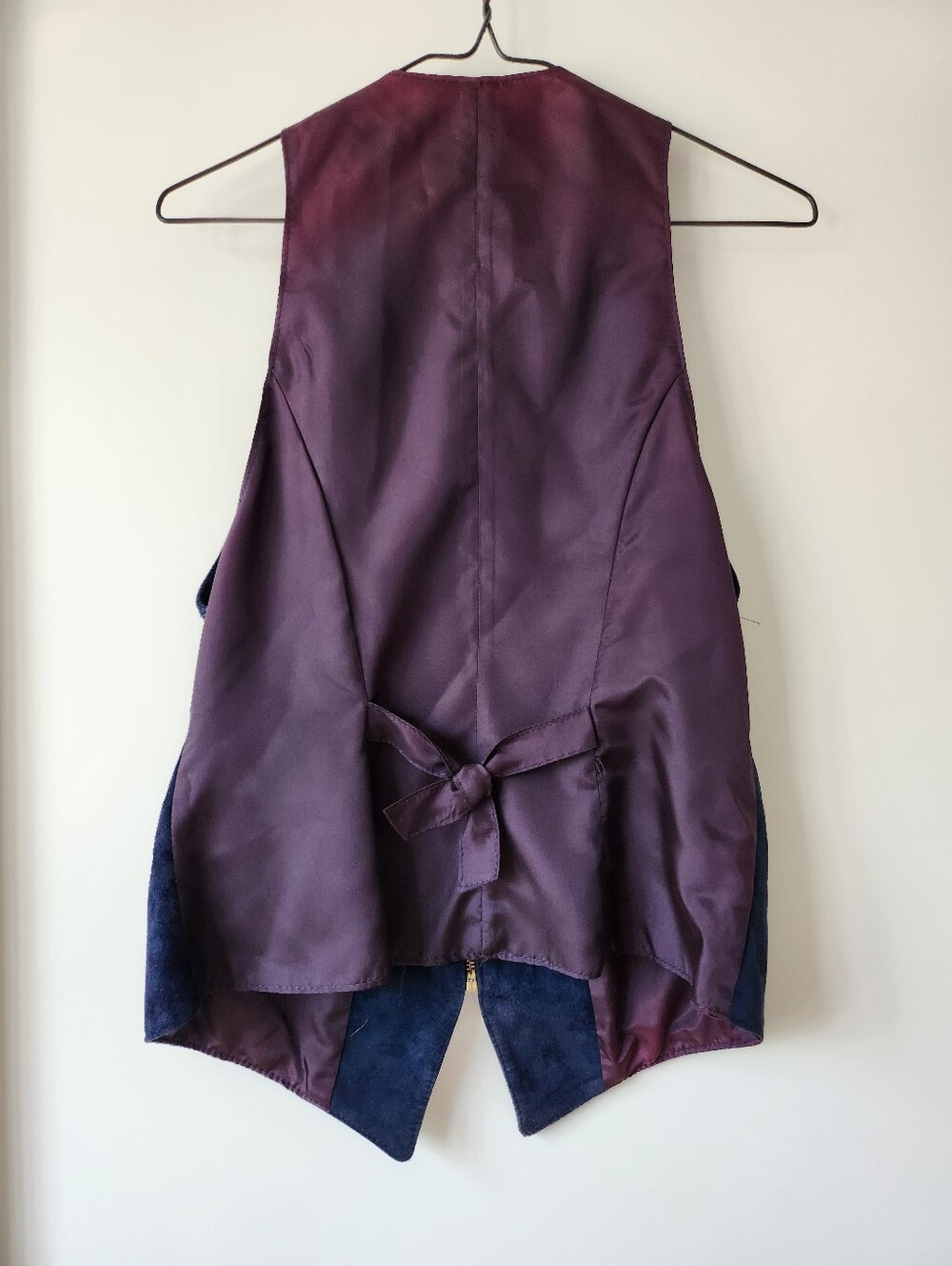 Danier Navy Suede Zip-Front Vest with Gold Hardware - Picture 4 of 6
